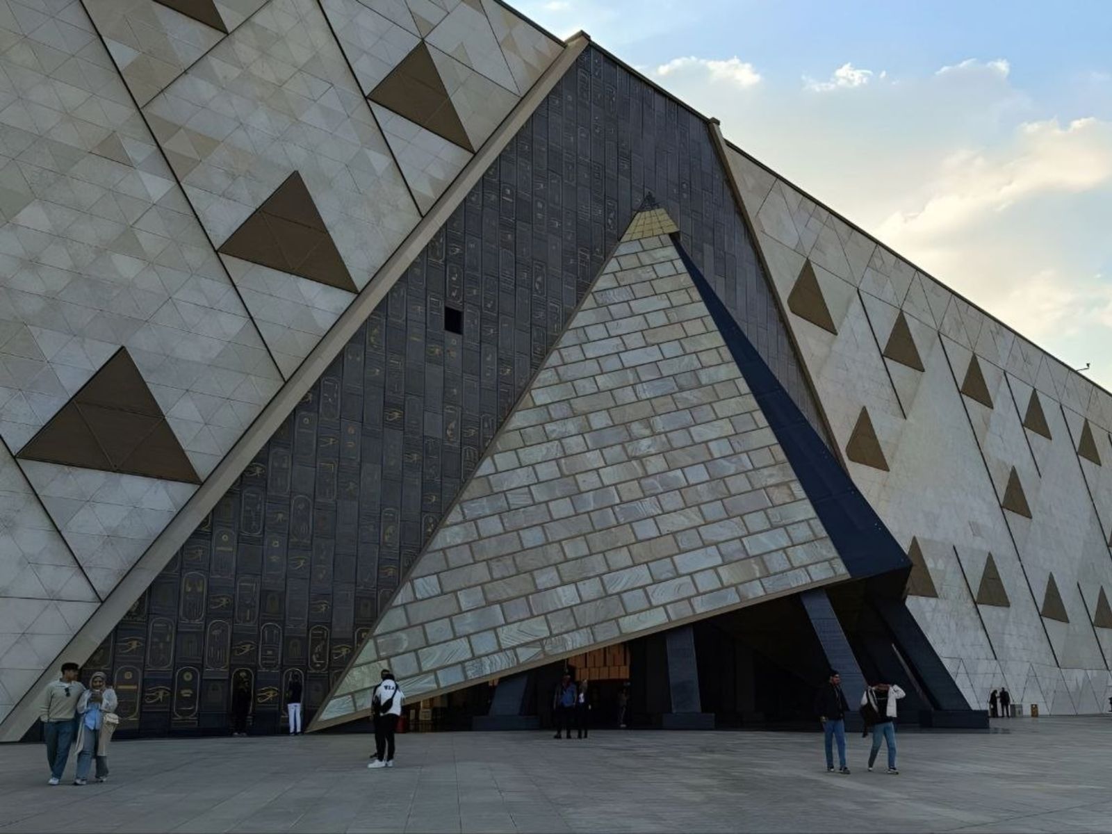 Здание Нового Большого Египетского музея в Каире 