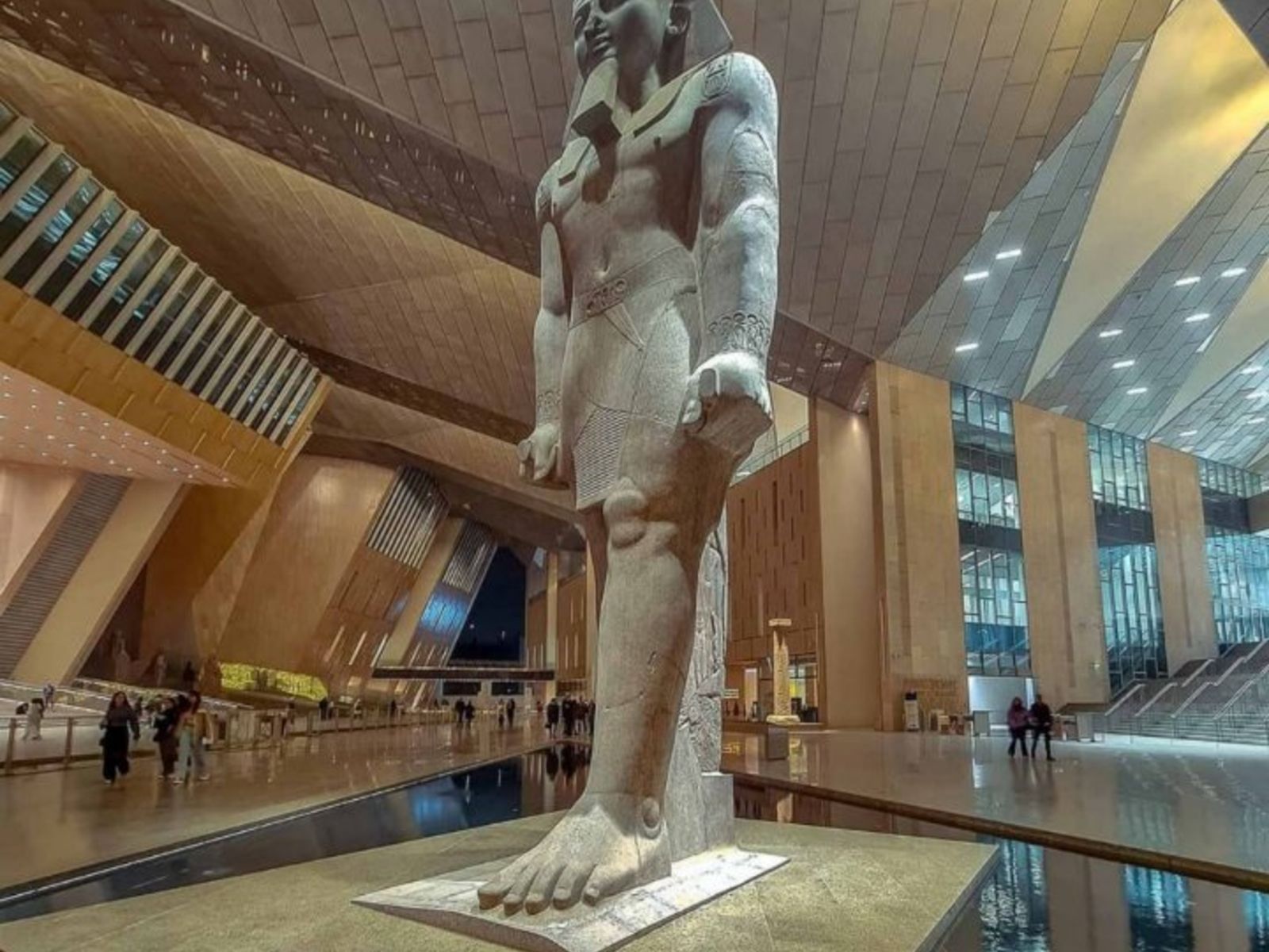 Интерьер Нового Большого Египетского музея 