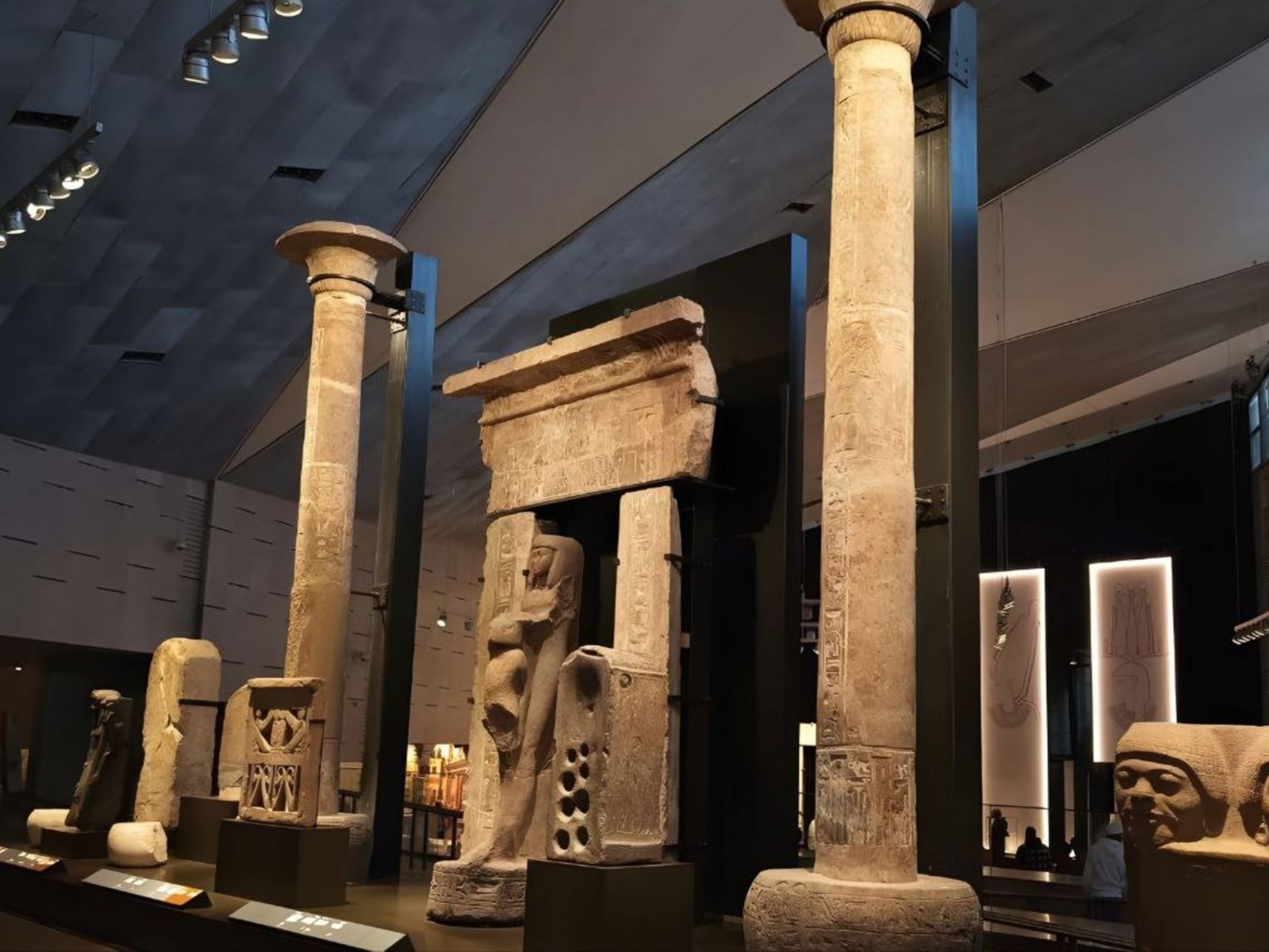 Экспозиция Нового Большого Египетского музея 