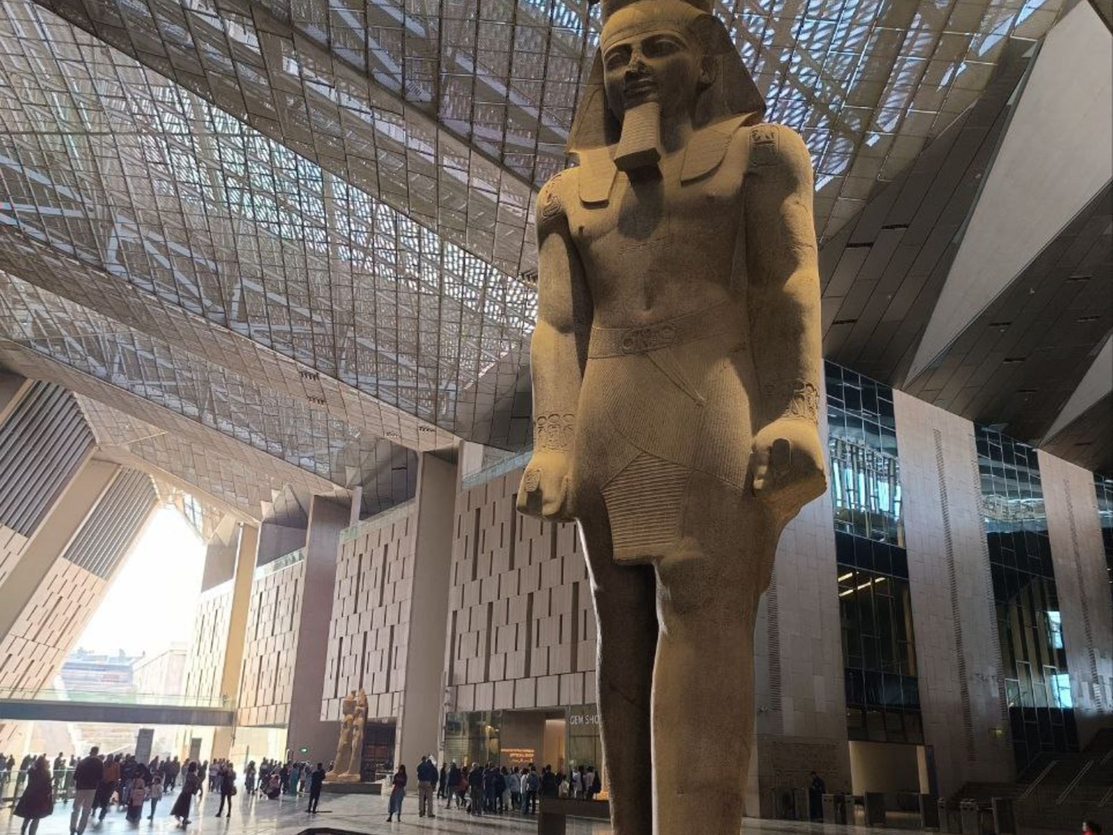 Центральный зал Нового Большого Египетского музея в Каире 