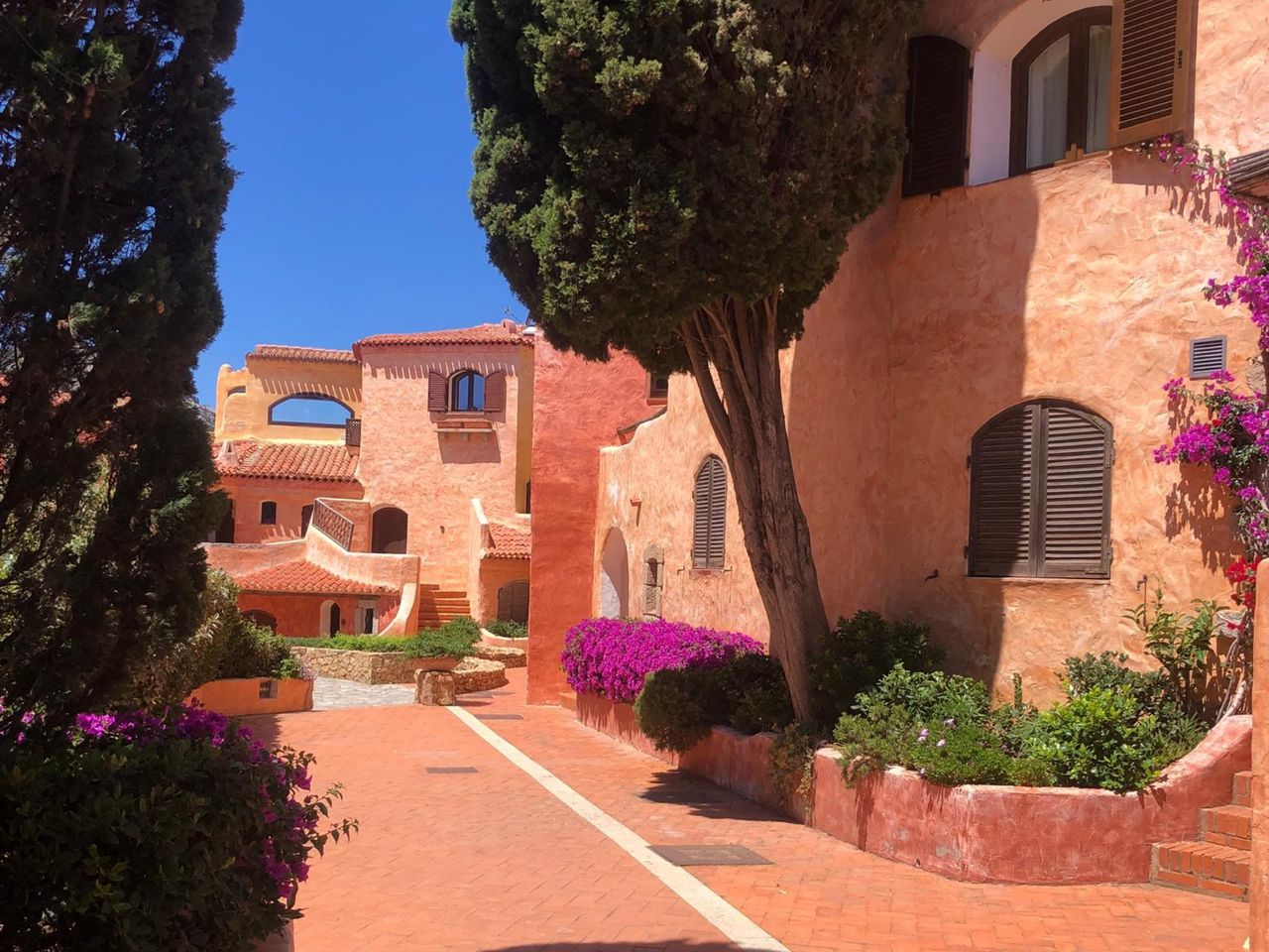 Обзорная экскурсия по Сардинии с трансфером из аэропорта Ольбии - индивидуальная экскурсия на Сардинии на машине гида длительностью 2 часа с количеством участников до 7 человек цена экскурсии 160€