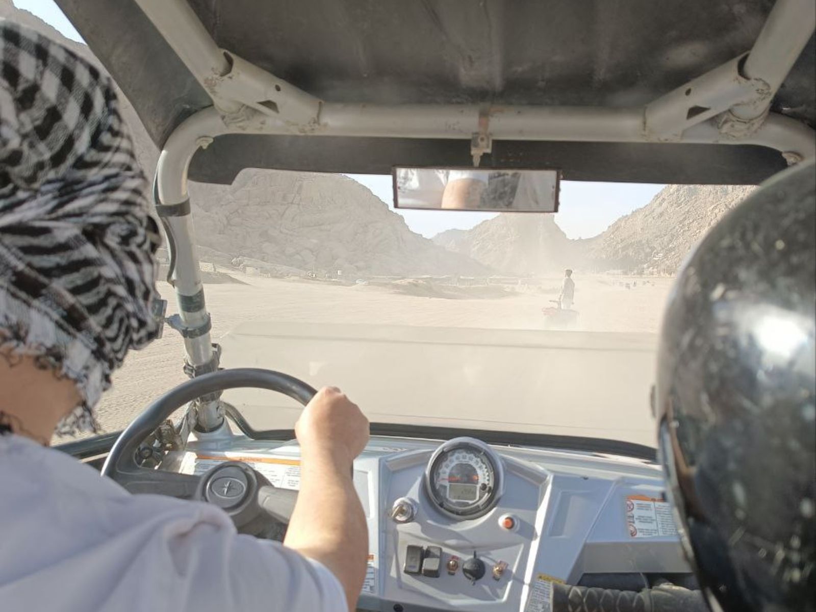 Вид из кабины багги во время индивидуального сафари в Шарм-эль-Шейхе