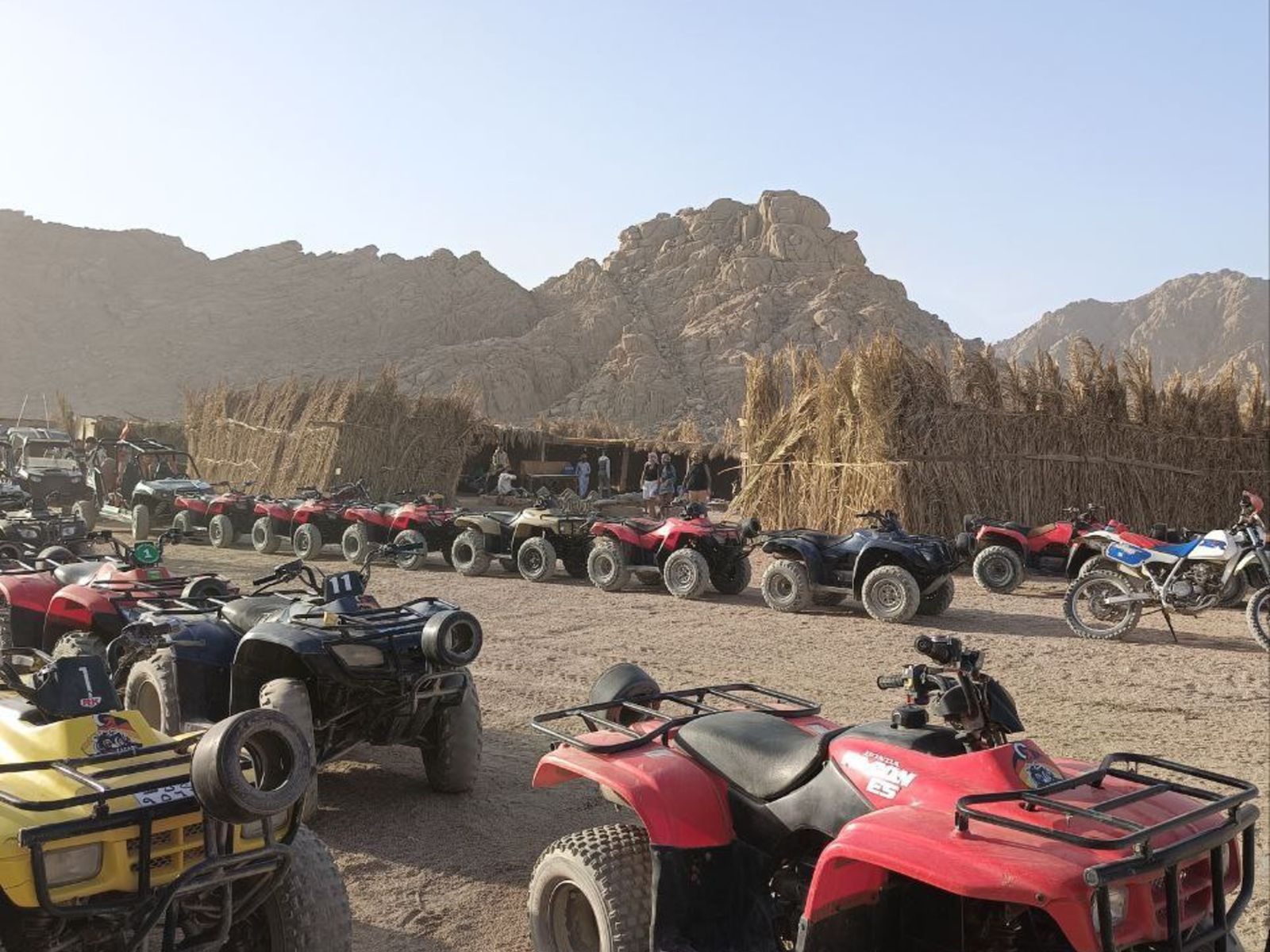 Остановка маршрута сафари на квадроциклах в пустыне Шарм-эль-Шейха