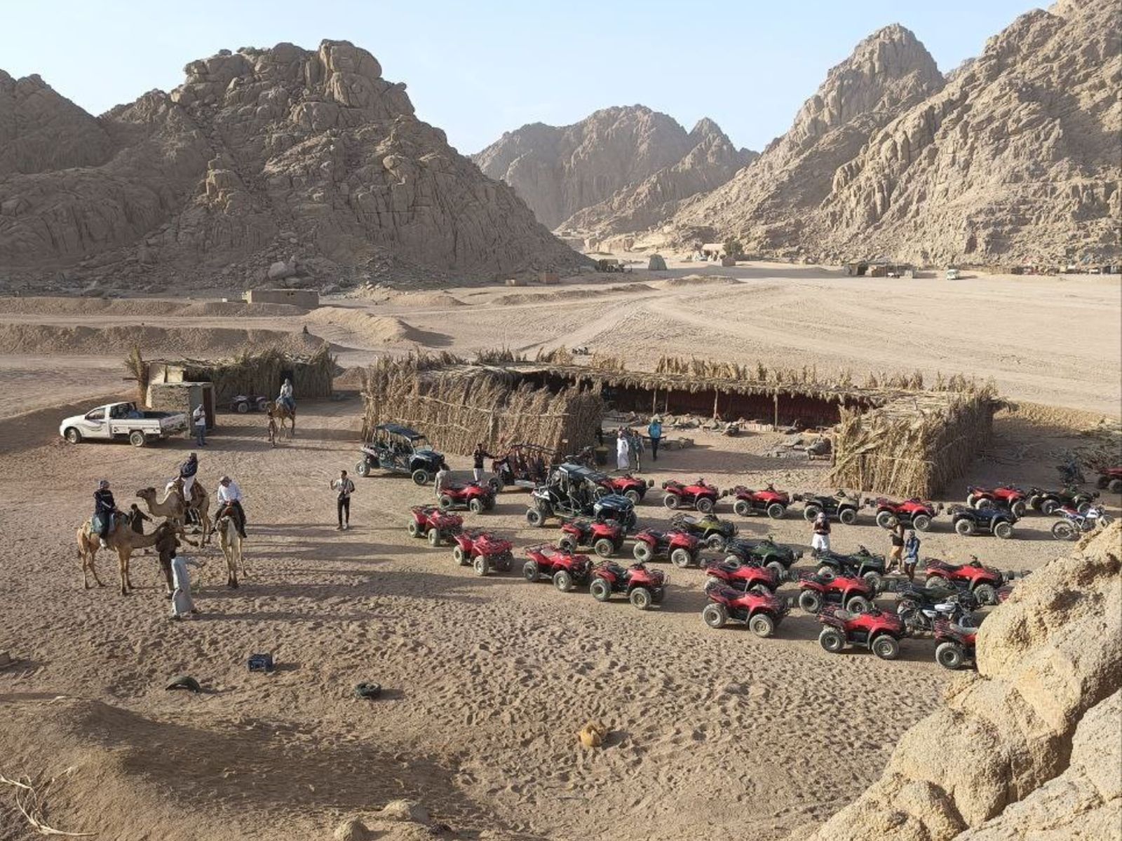Панорамный вид остановки во время сафари на квадроциклах в пустыне Шарм-эль-Шейха