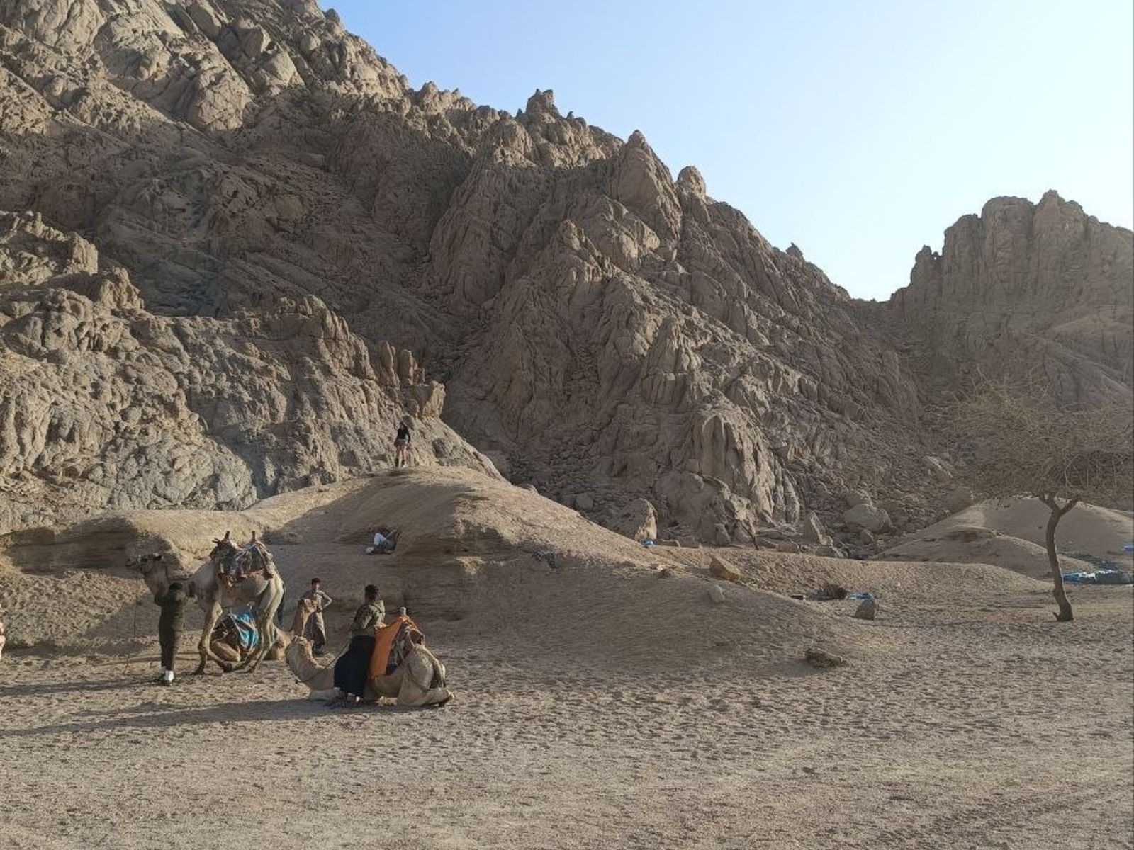 Остановка маршрута во время сафари на квадроциклах в пустыне Шарм-эль-Шейха