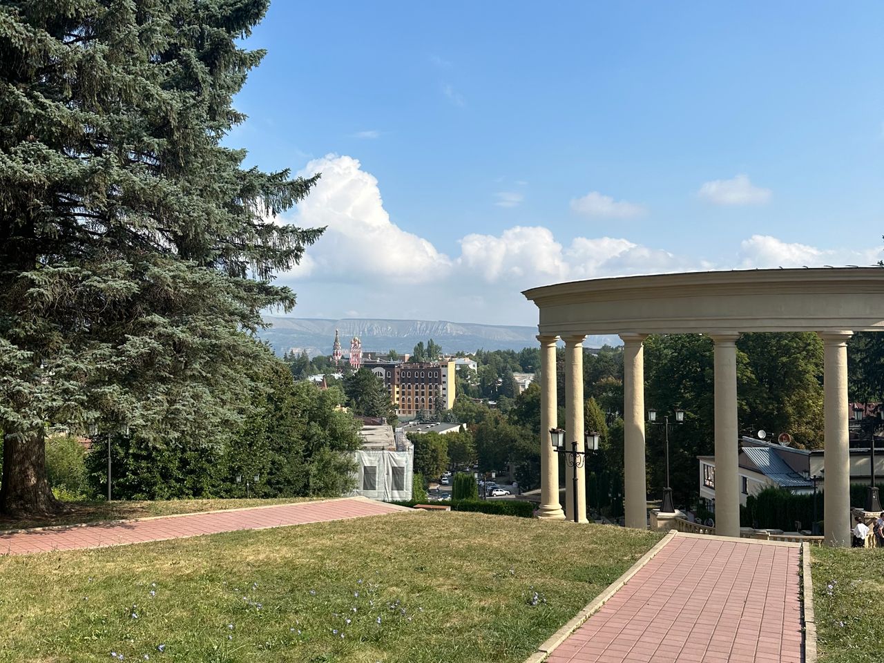 Обзорная пешая экскурсия в Кисловодске по парку и другим локациям - индивидуальная экскурсия в Кисловодске пешком длительностью 2.5 часа с количеством участников до 6 человек со скидкой 10% цена экскурсии 7200₽