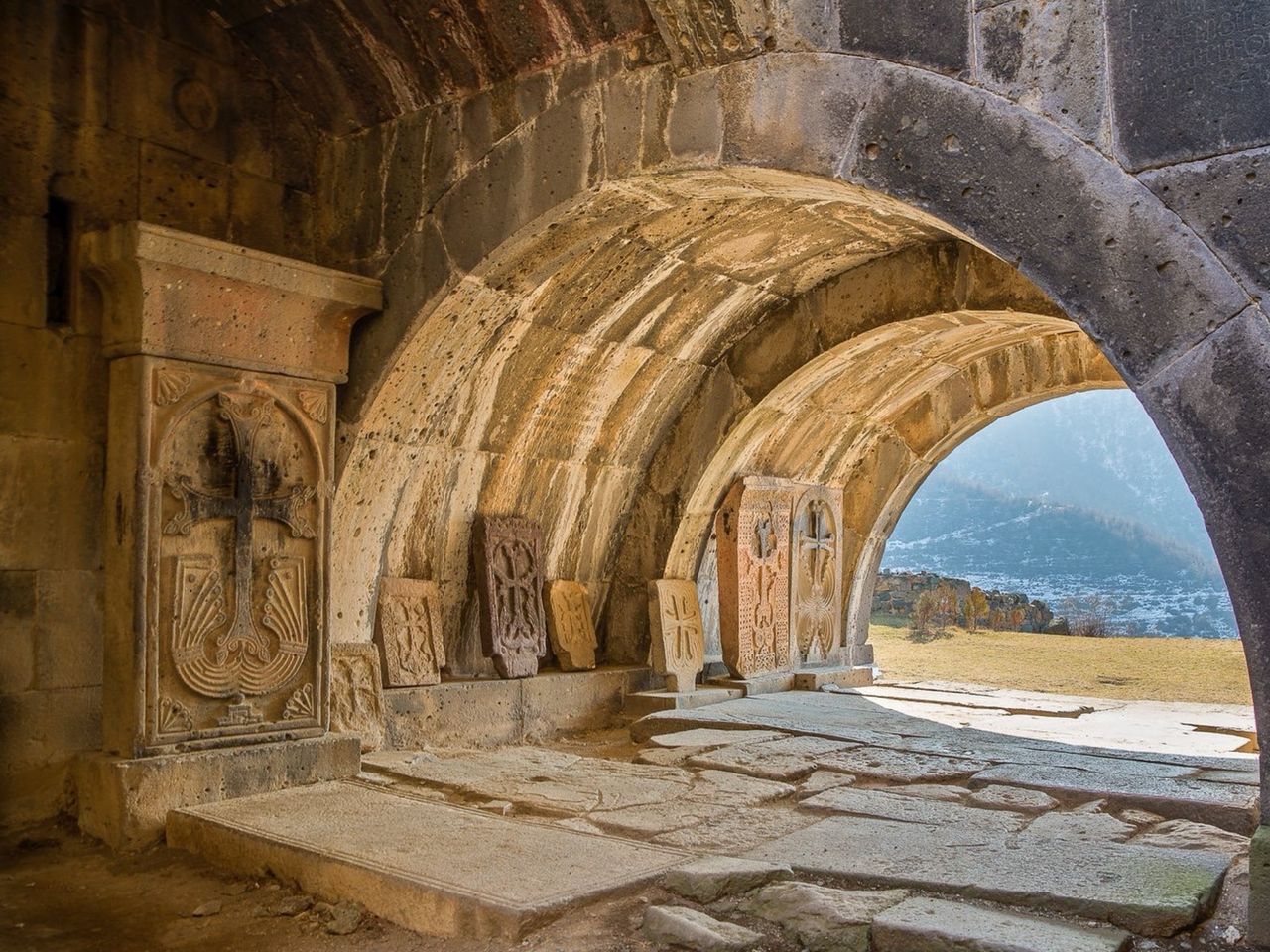 Экскурсия в Лори: Ахпат, Санаин, Ахтала и пещеры Зарни-Парни - групповая экскурсия в Ереване на автобусе длительностью 10 часов с количеством участников до 20 человек цена экскурсии 90€