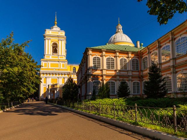 Индивидуальная экскурсия в Александро-Невскую лавру Петербурга