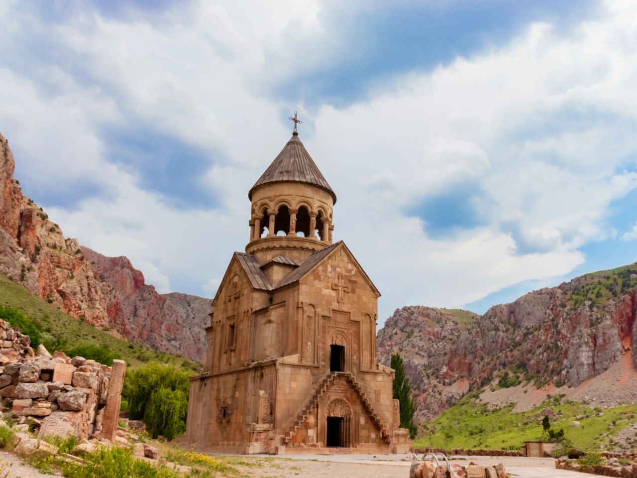 Экскурсия в Хор Вирап и Нораванк + винные традиции Арени - групповая экскурсия в Ереване на автобусе длительностью 8 часов с количеством участников до 20 человек цена экскурсии 65€
