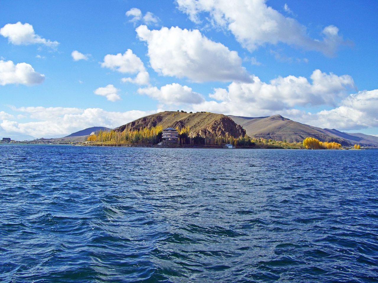 Экскурсия к озеру Севан: Севанаванк, прогулка на лодке и отдых - групповая экскурсия в Ереване на автобусе длительностью 7 часов с количеством участников до 20 человек цена экскурсии 60€