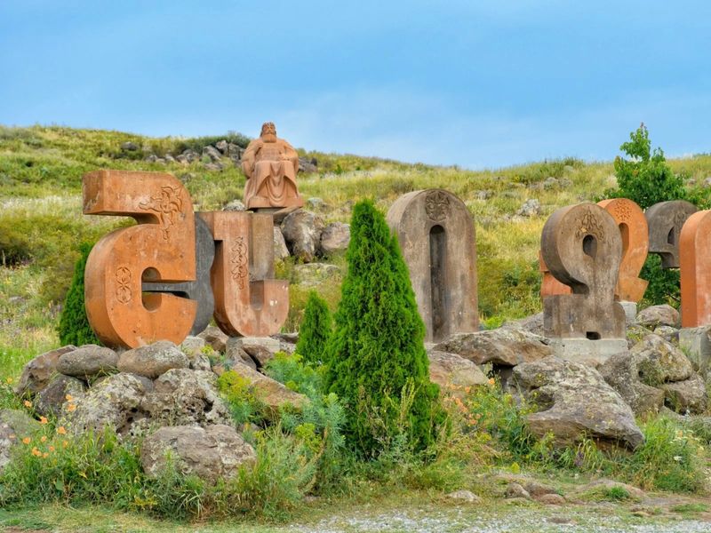 Экскурсия к крепости Амберд, горе Арагац и магия армянских букв - групповая экскурсия в Ереване на автобусе длительностью 9 часов с количеством участников до 20 человек цена экскурсии 69€