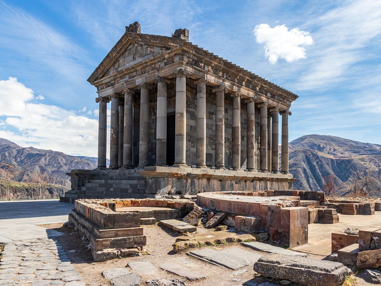 Святыни и вкусы Армении: экскурсия от Арарата до скал Гегарда - групповая экскурсия в Ереване на автобусе длительностью 6.5 часов с количеством участников до 20 человек цена экскурсии 68€