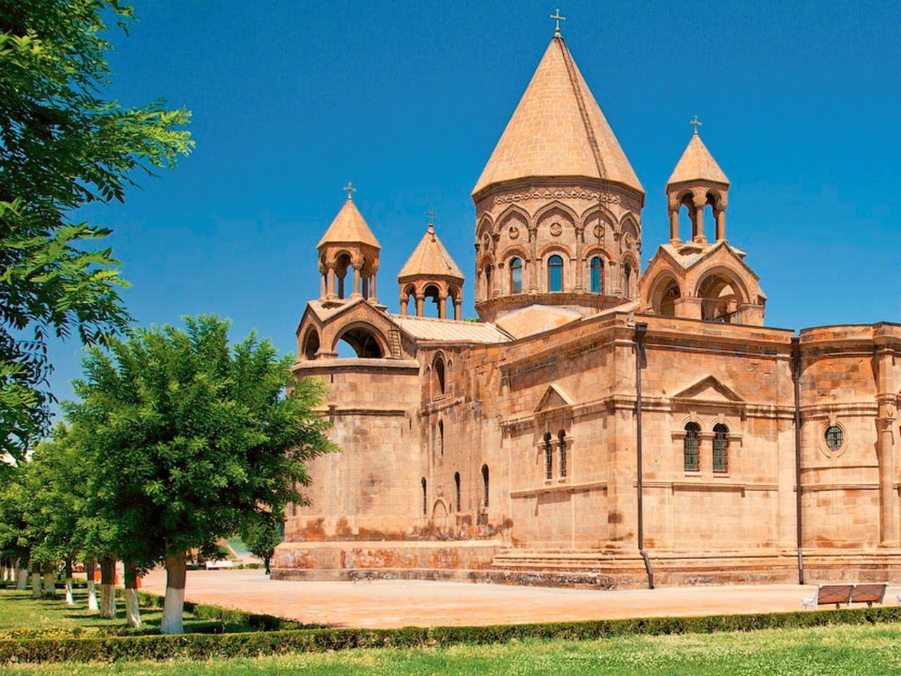Духовная колыбель: экскурсия в Эчмиадзин и храм Звартноц - групповая экскурсия в Ереване на автобусе длительностью 5 часов с количеством участников до 20 человек цена экскурсии 59€