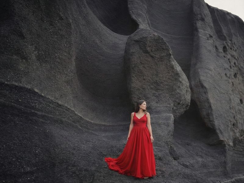 Фотоэкскурсия из Еревана "Красное платье на Чёрных скалах" - индивидуальная экскурсия в Ереване на машине гида длительностью 6 часов с количеством участников до 4 человек цена экскурсии 190€