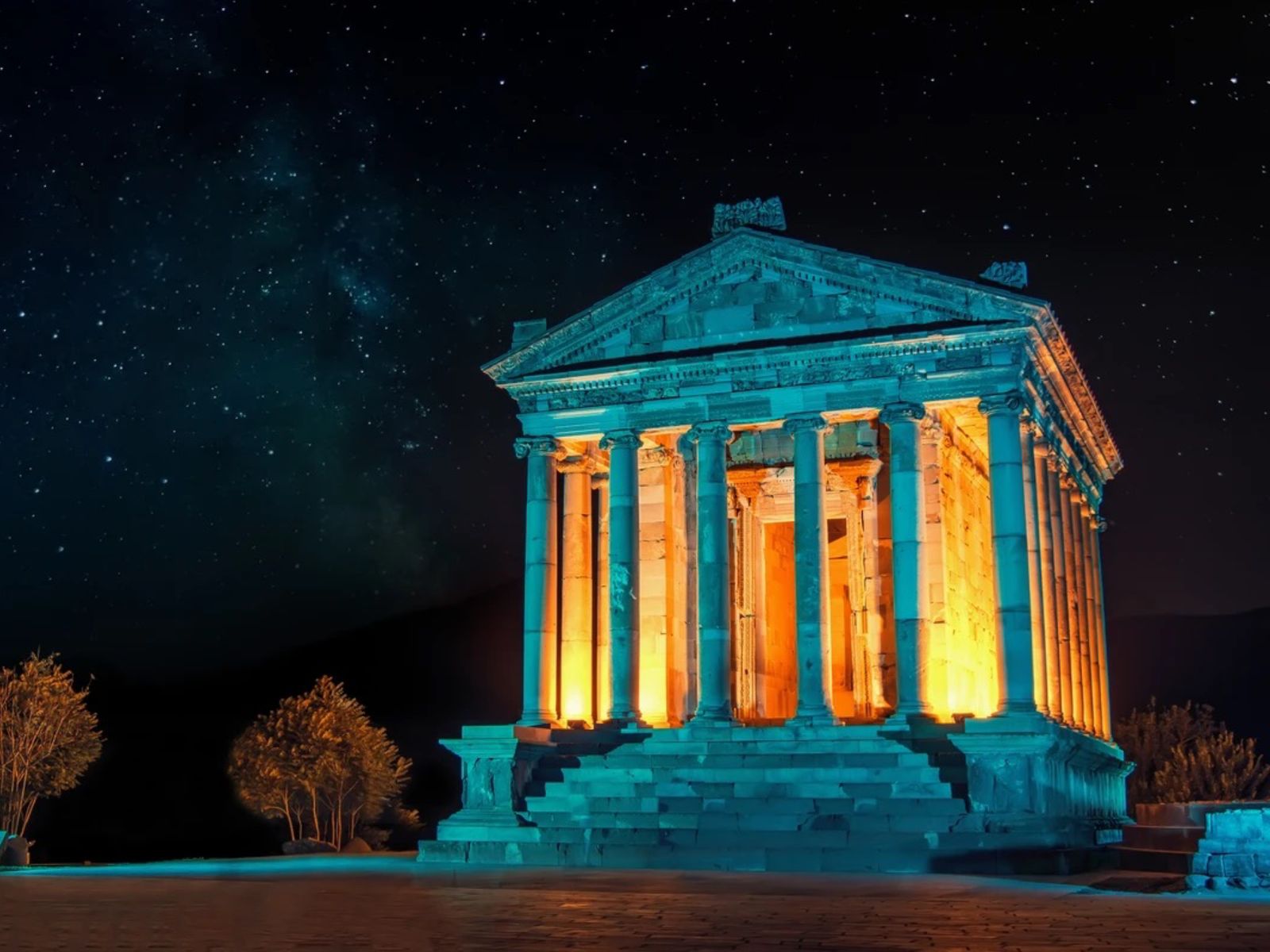 Вечерний храм Гарни