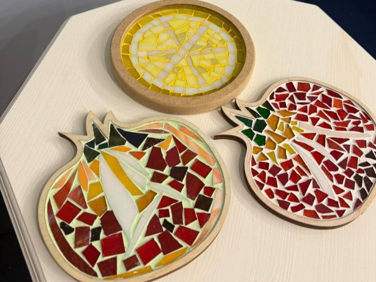 Мастер-класс «Подставка под горячее с мозаикой» - групповая экскурсия в Калининграде длительностью 3 часа с количеством участников до 8 человек цена экскурсии 2000₽