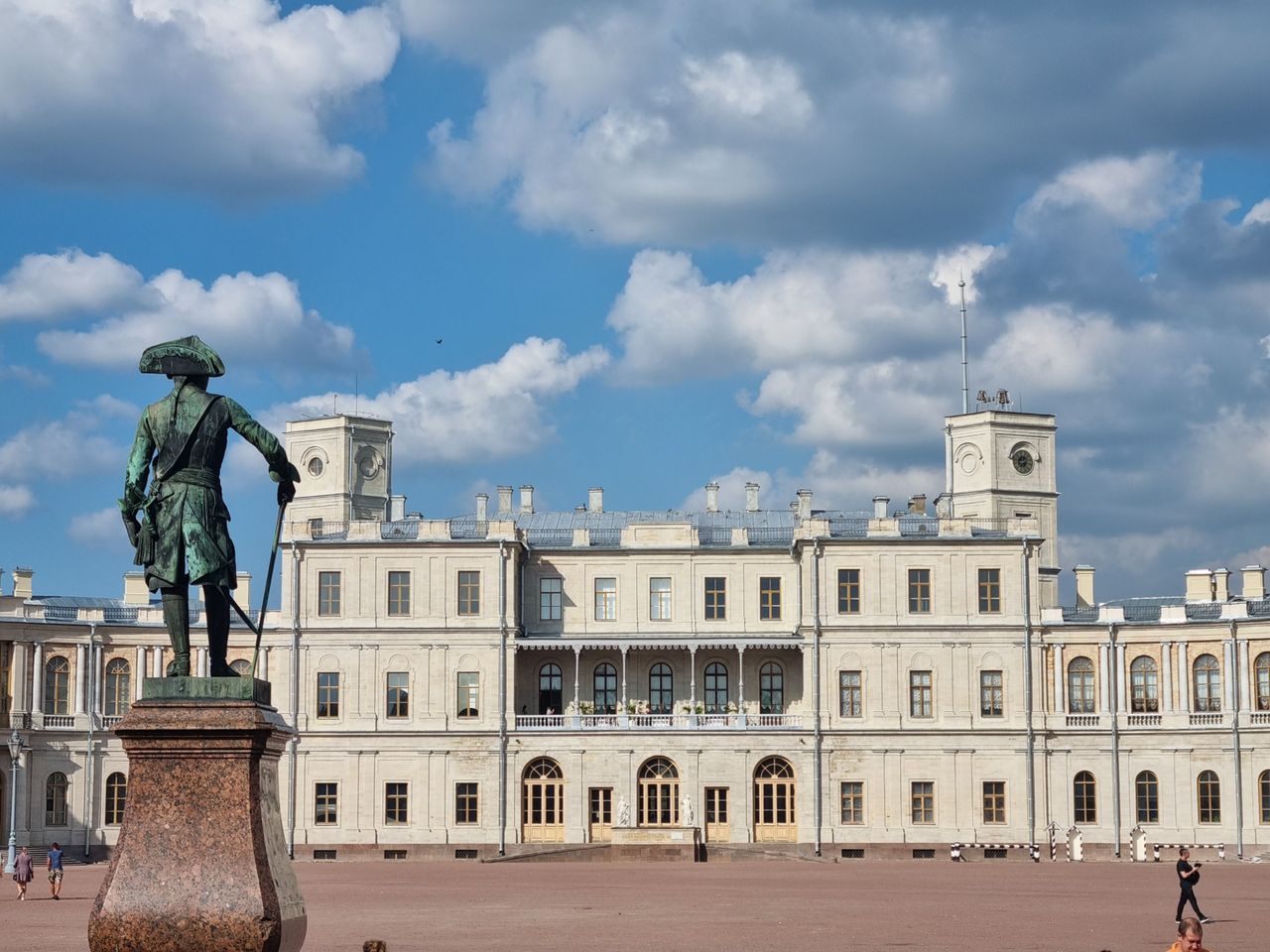 Обзорная экскурсия в Гатчине: дворец и парк с персональным гидом - индивидуальная экскурсия в Санкт-Петербурге пешком длительностью 2 часа с количеством участников до 7 человек цена экскурсии 7900₽