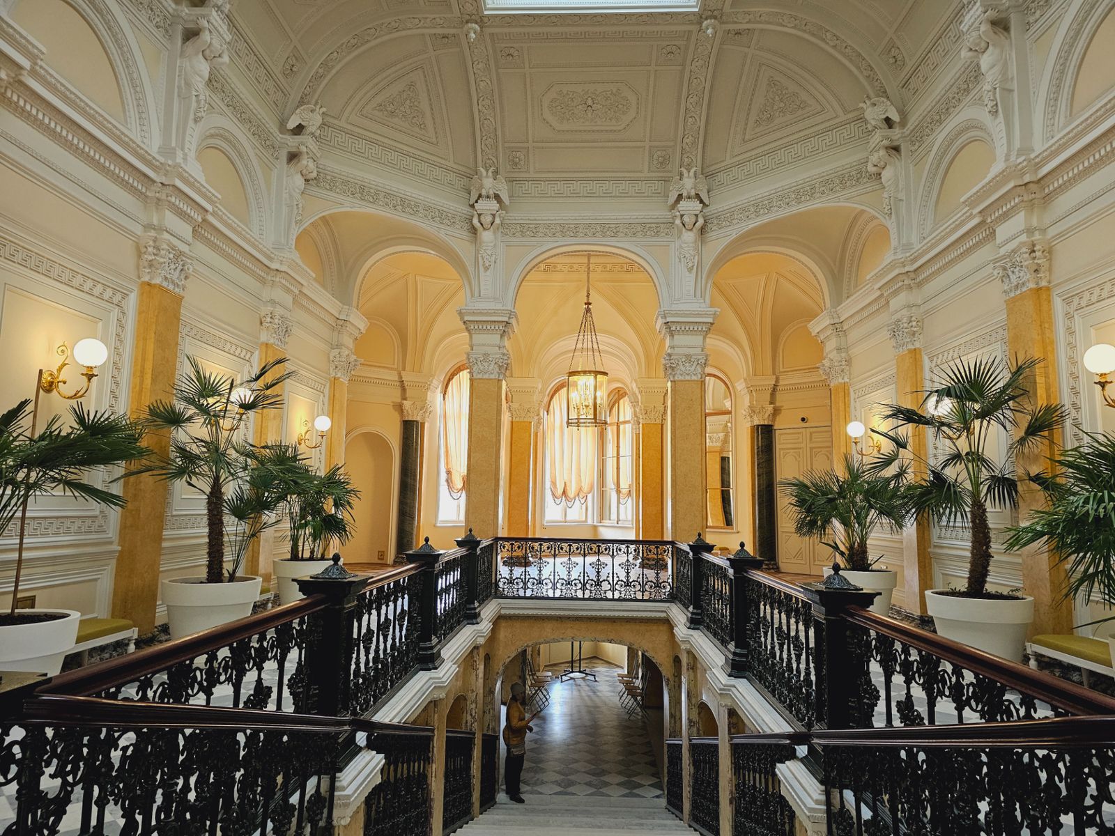 Мраморная лестница Арсенального каре