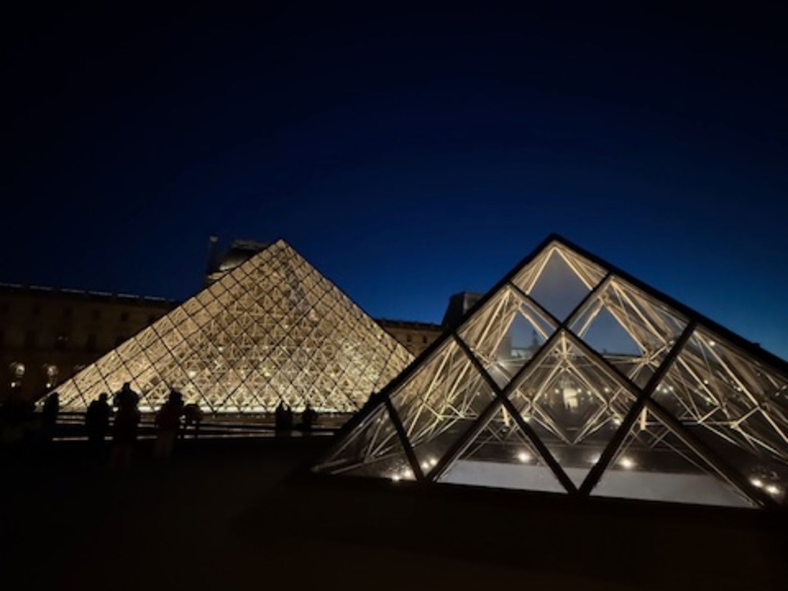 Музей Лувр ночью