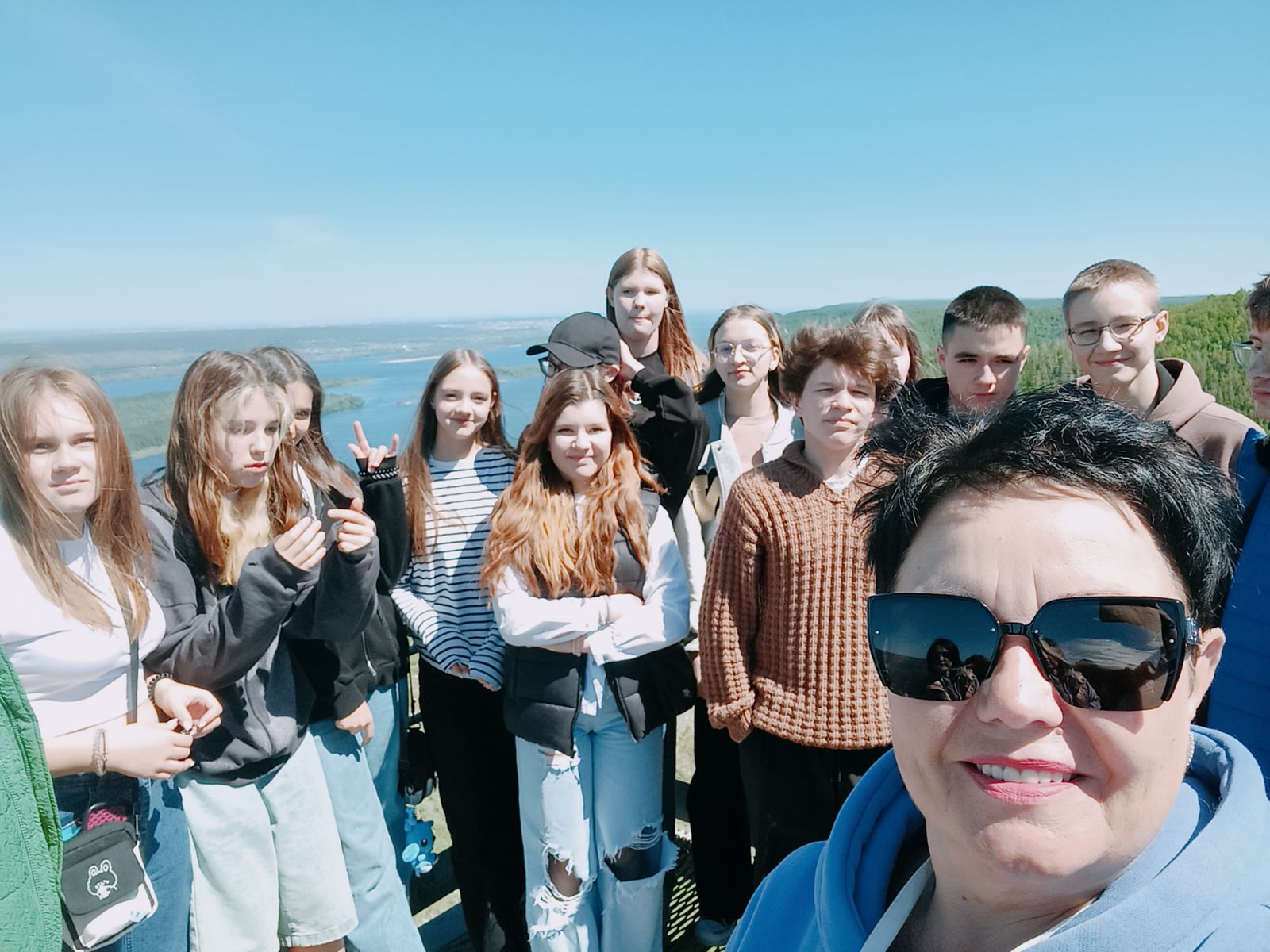 Группа туристов с удовольствием погуляла на смотровой площадке "Вертолетка"