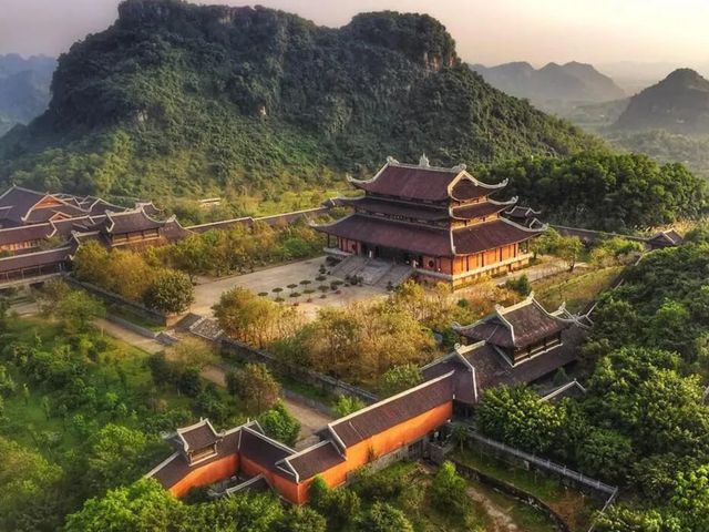 Обзорная экскурсия из Ханоя в Ниньбинь: Бай Динь и Чанг Ан