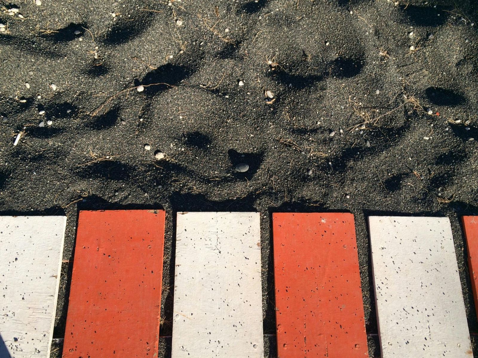 Пляж с вулканическим песком