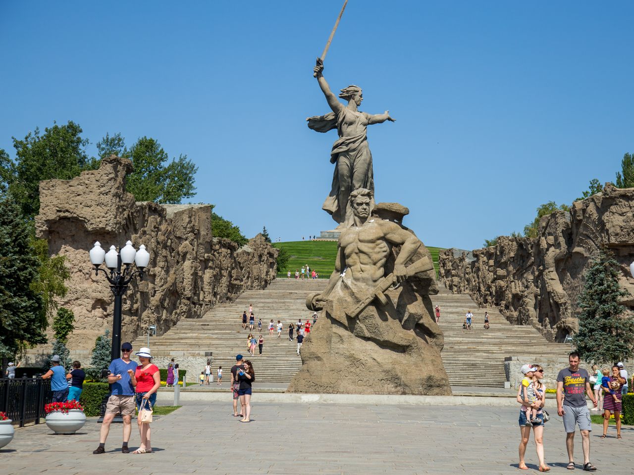 Групповая экскурсия на майские праздники по Мамаеву кургану - групповая экскурсия в Волгограде пешком длительностью 2 часа с количеством участников более 20 человек цена экскурсии 1800₽