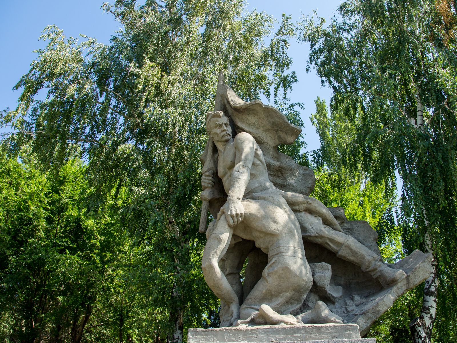 Скульптура на площади Героев