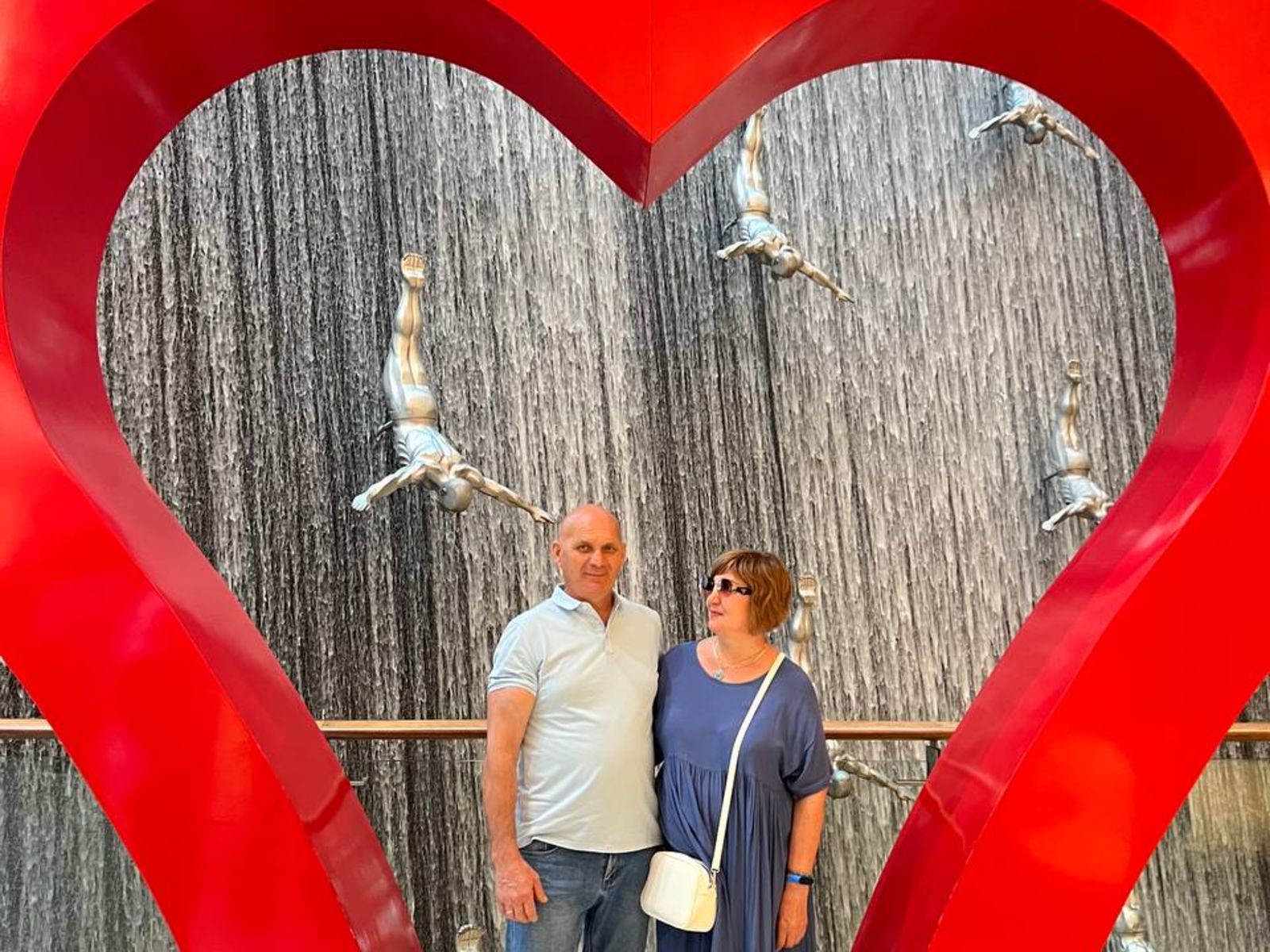 На фоне водопада