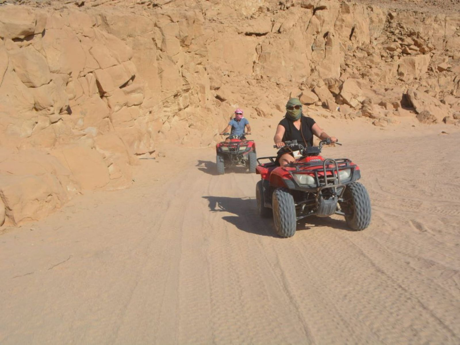 Квадроциклы в пустыне Хургады 