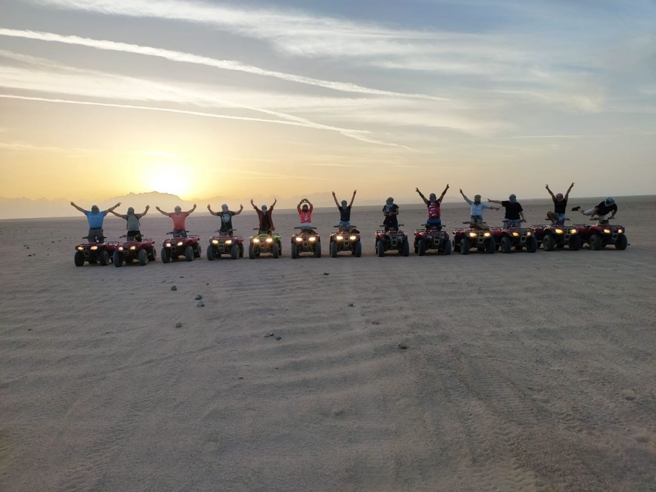 Групповое мотосафари на квадроциклах в Хургаде - групповая экскурсия в Хургаде длительностью 2.5 часа с количеством участников до 12 человек цена экскурсии 28$