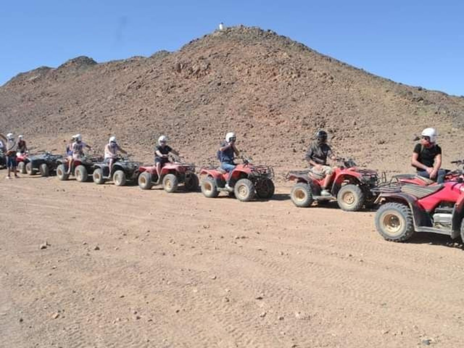 Поездка на квадроциклах по живописному пустынному маршруту