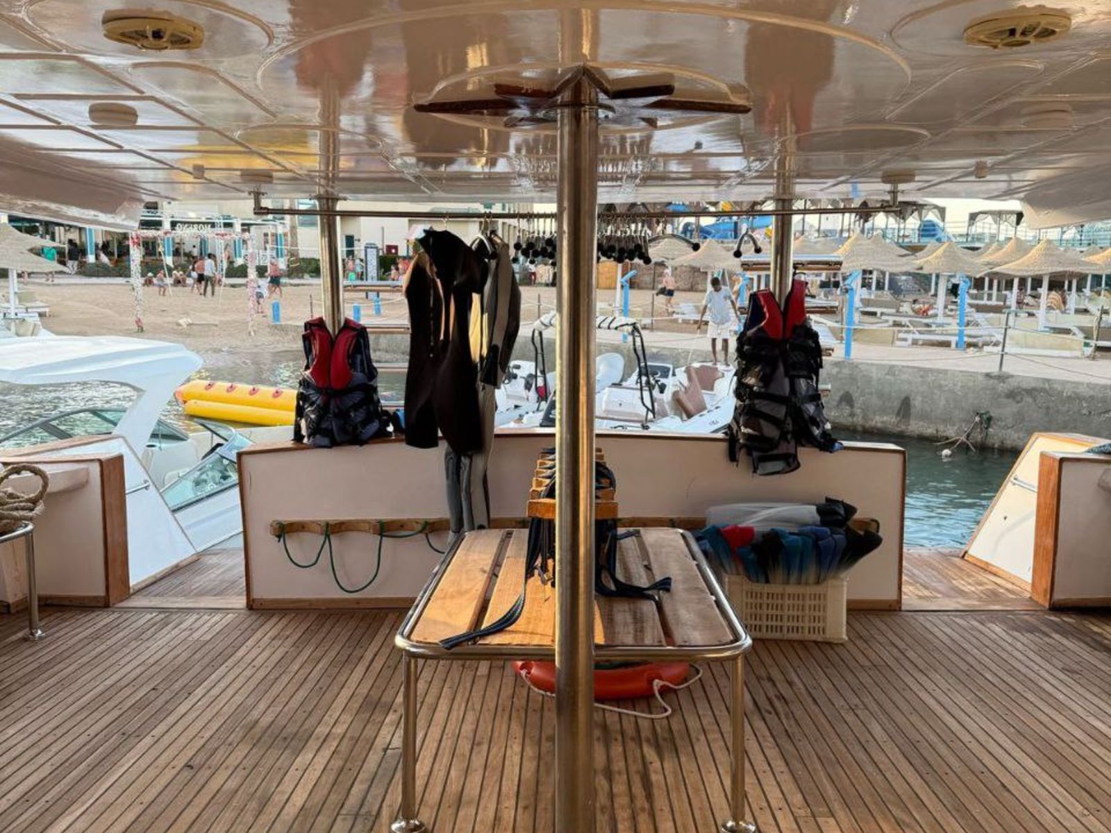 Оборудованная зона для морских активностей на яхте
