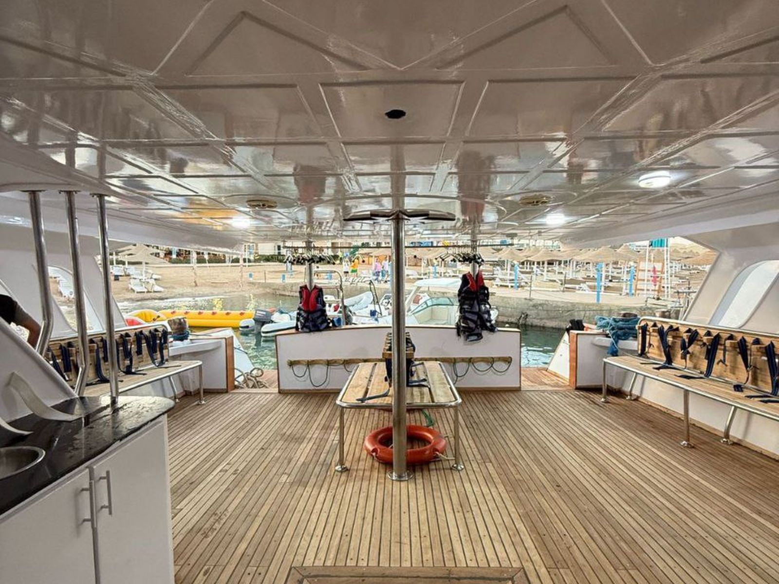 Удобная палуба индивидуальной яхты для морского отдыха