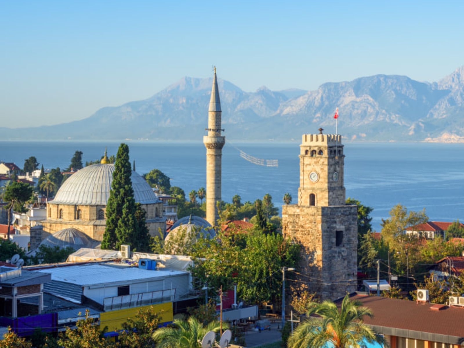 Когда-то Калеичи был сердцем христианской Анталии — здесь звучали колокола, проходили крестные ходы и молились моряки перед дальними путешествиями