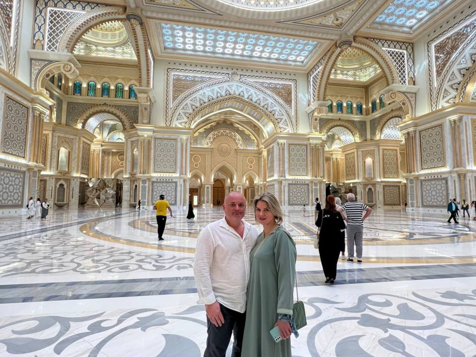 В интерьерах