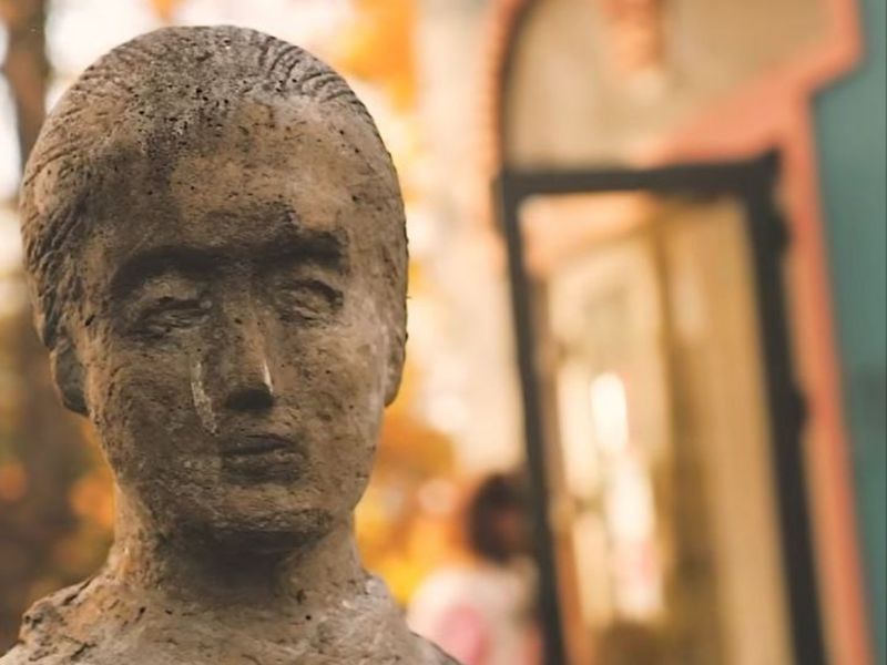 Скульптура мальчика около кофейни Горка