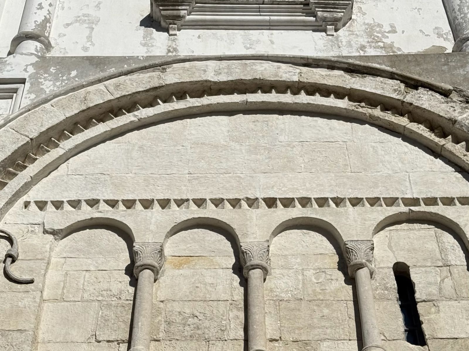 Боголюбово. Детали каменной резьбы