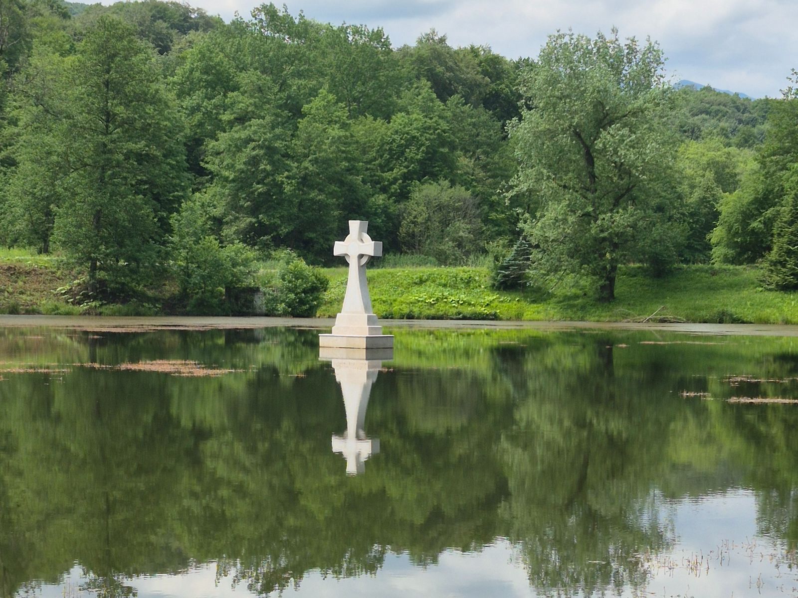 Женский Богоявленский Аланский монастырь. Озеро на территории монастыря