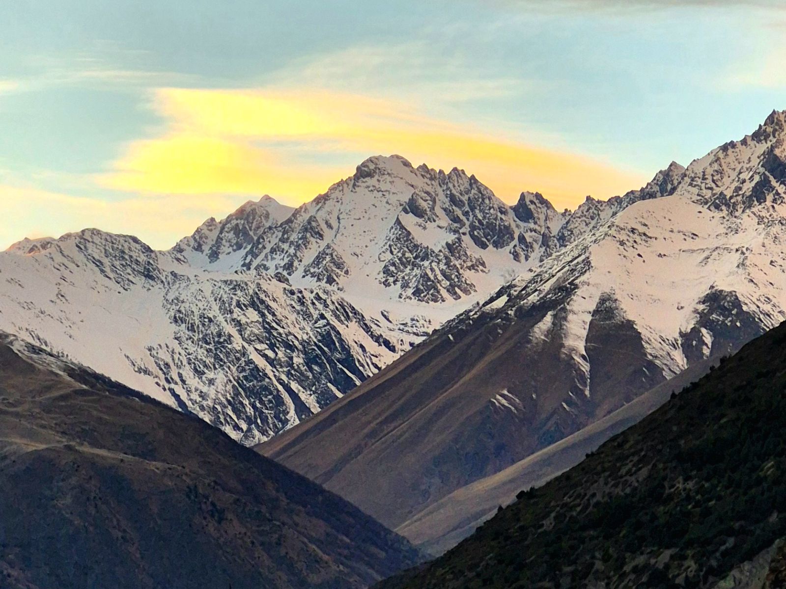 Горный пейзаж со смотровой площадки Верхнего Зарамага
