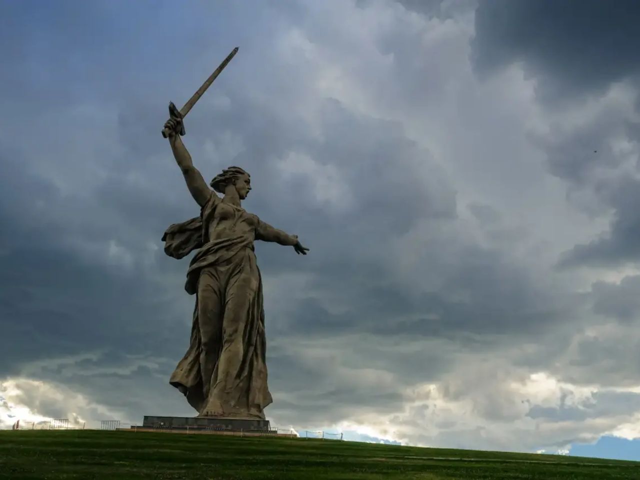 Обзорная экскурсия по Мамаеву кургану в Волгограде - индивидуальная экскурсия в Волгограде пешком длительностью 1.5 часа с количеством участников до 3 человек цена экскурсии 7000₽