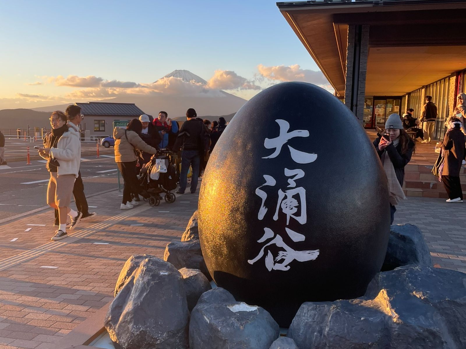 Чёрное «яйцо» в Овакудани — символ долины вулканов 