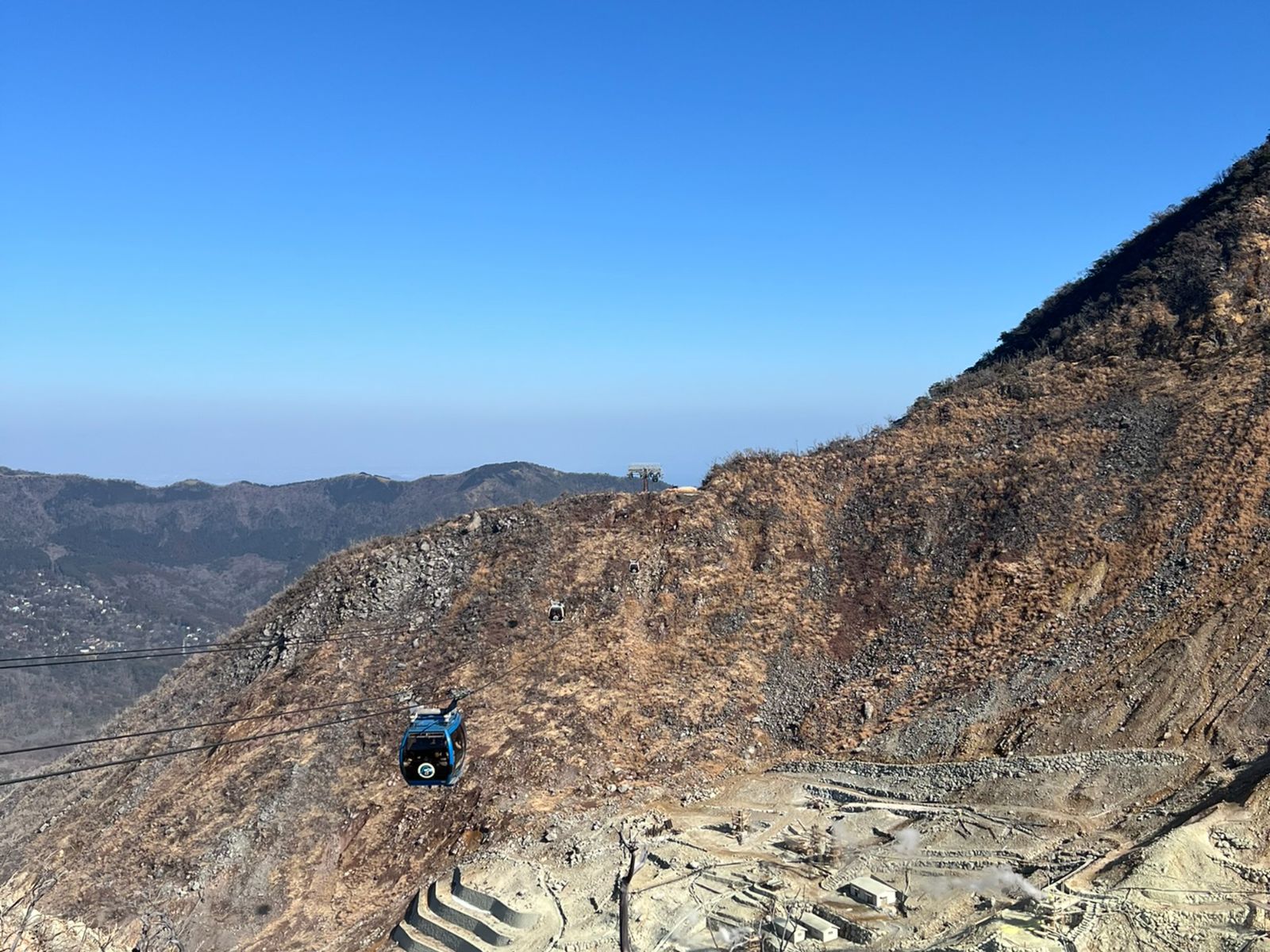 Долина Овакудани с канатной дорогой, паром и вулканическими склонами  
