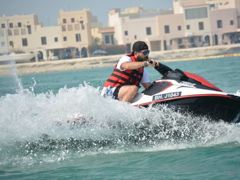 Активности в Манаме: jet ski, banana boat, wakeboard, парасейлинг - индивидуальная экскурсия в Манаме длительностью 4 часа с количеством участников до 4 человек со скидкой 30% цена экскурсии 175€