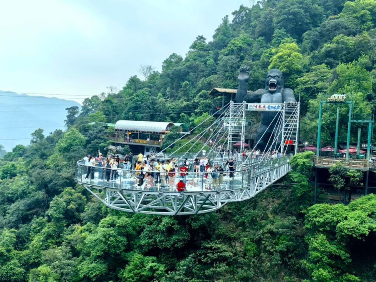 Обзорная экскурсия из Гуанчжоу на стеклянный мост в ущелье Гулун - индивидуальная экскурсия в Гуанчжоу на машине гостей длительностью 7.5 часов с количеством участников до 3 человек цена экскурсии 292$