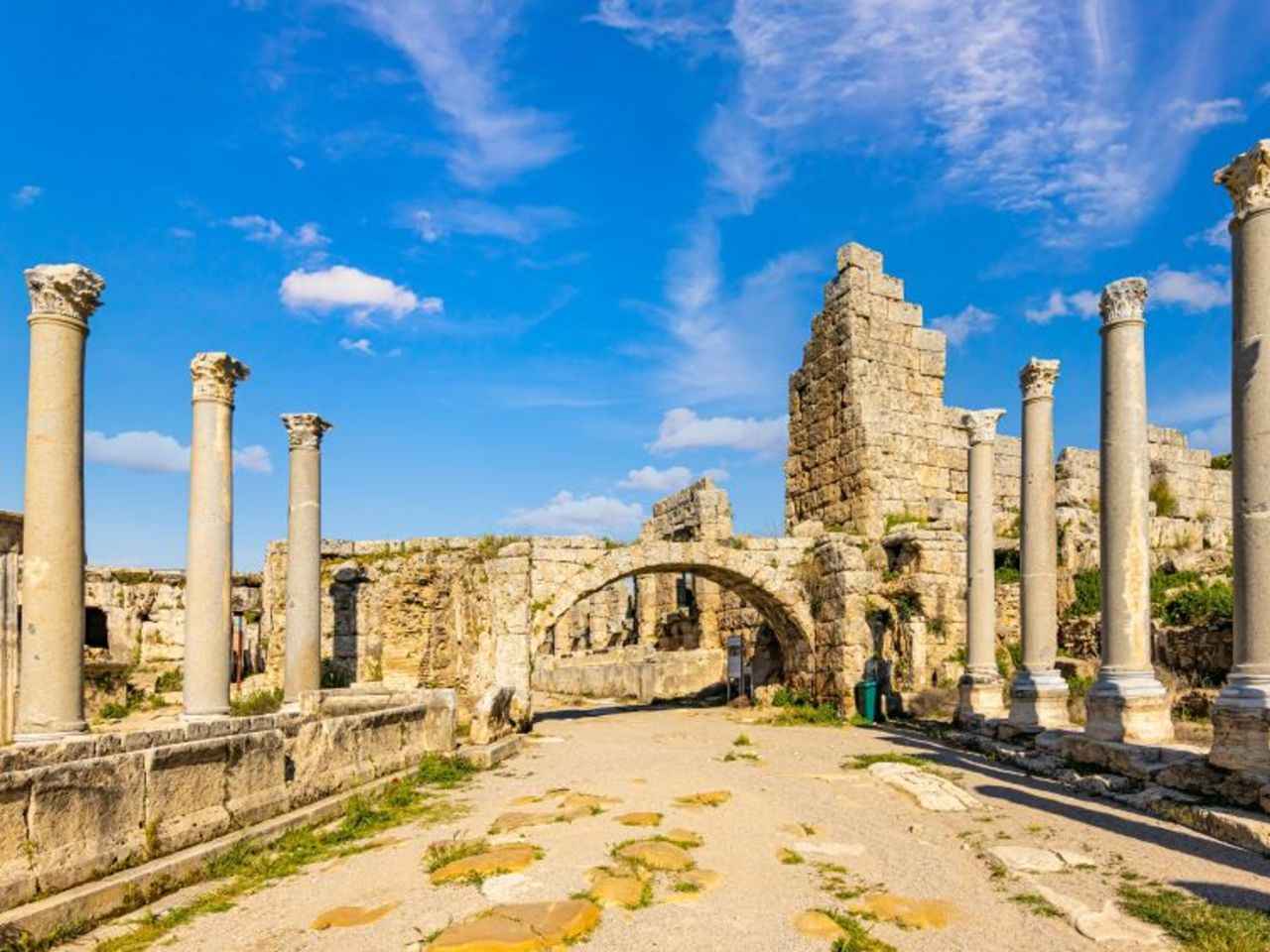 Экскурсия в Перге: гладиаторы, Артемида и тайны римской жизни - индивидуальная экскурсия в Анталии пешком длительностью 3 часа с количеством участников до 6 человек цена экскурсии 150€