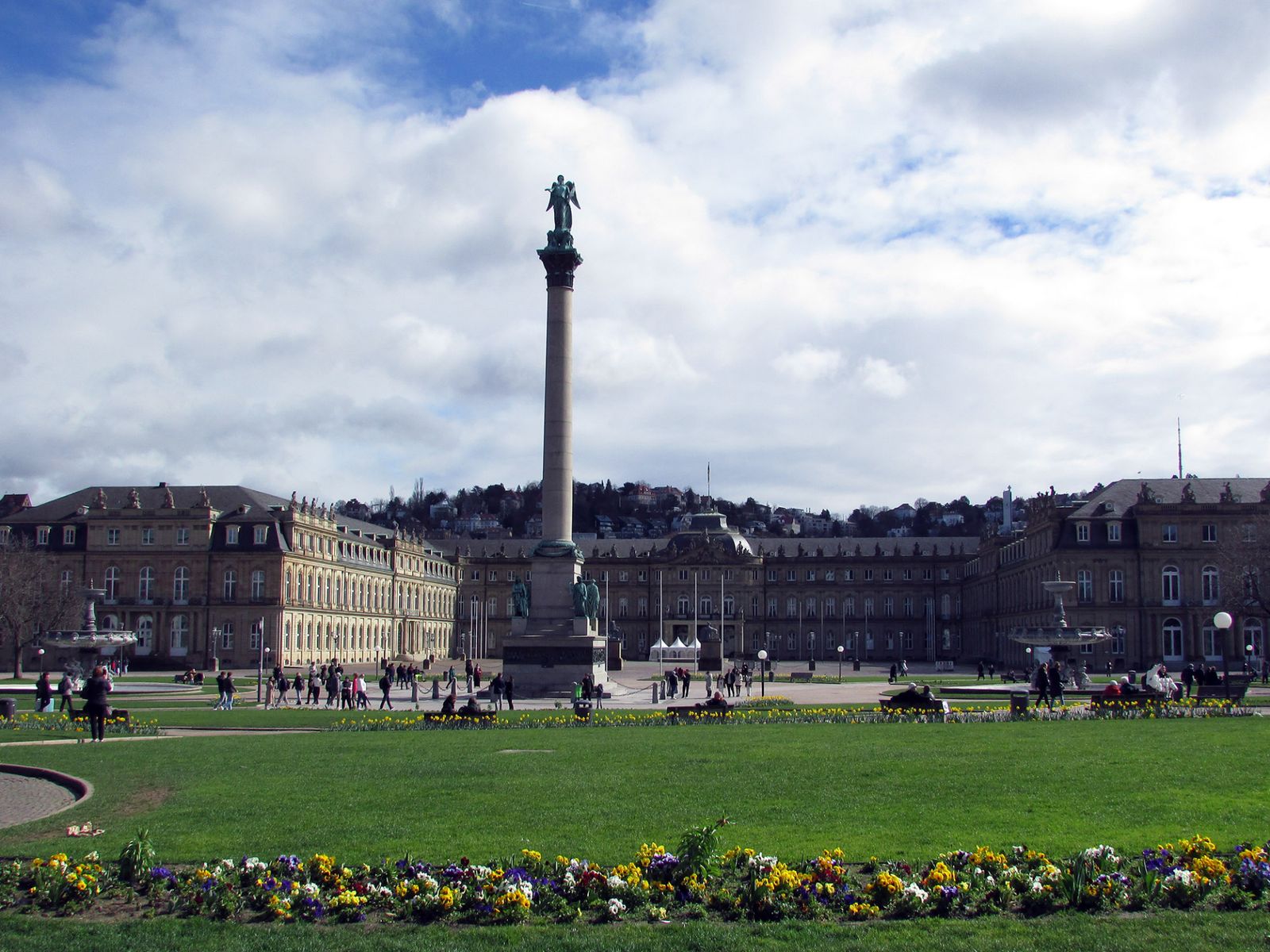 Schlossplatz (Замковая площадь). Neues Schloss (Новый дворец)
Jubiläumssäule (Юбилейная колонна)
