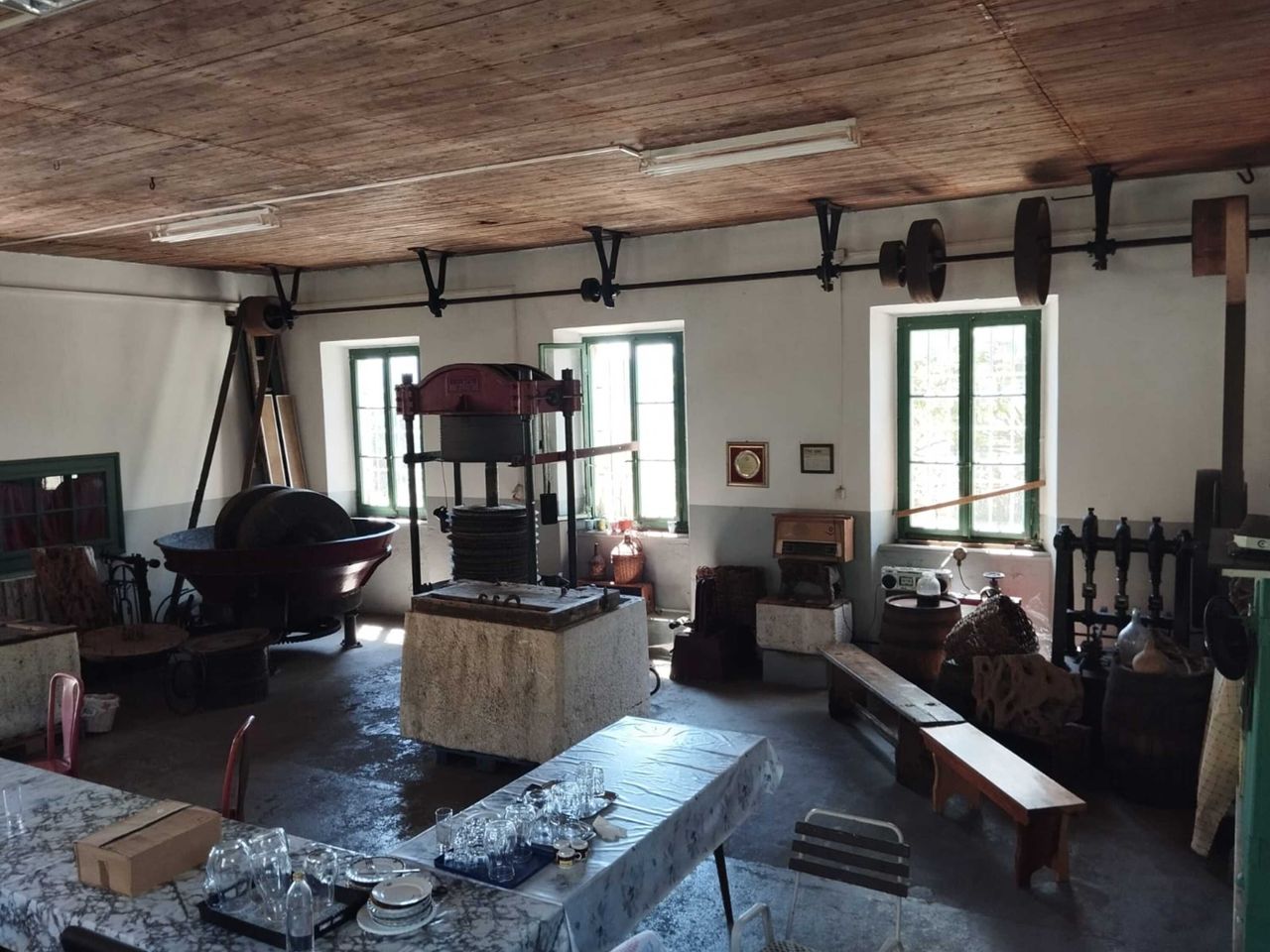 Индивидуальная экскурсия на старинную маслобойню с дегустацией - индивидуальная экскурсия в Которе на машине гостей длительностью 1.5 часа с количеством участников до 8 человек цена экскурсии 90€