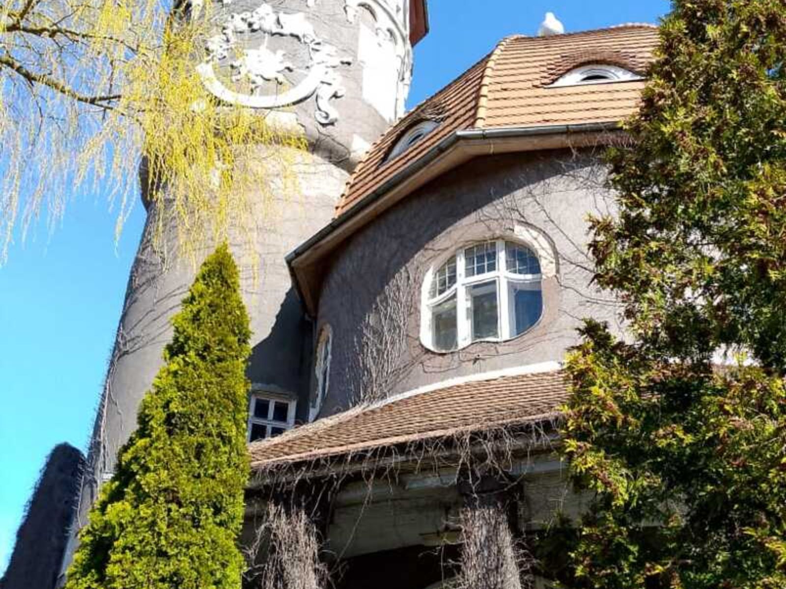 Архитектурный комплекс, состоящий из водонапорной башни и здания водогрязелечебницы. Визитная карточка Светлогорска 