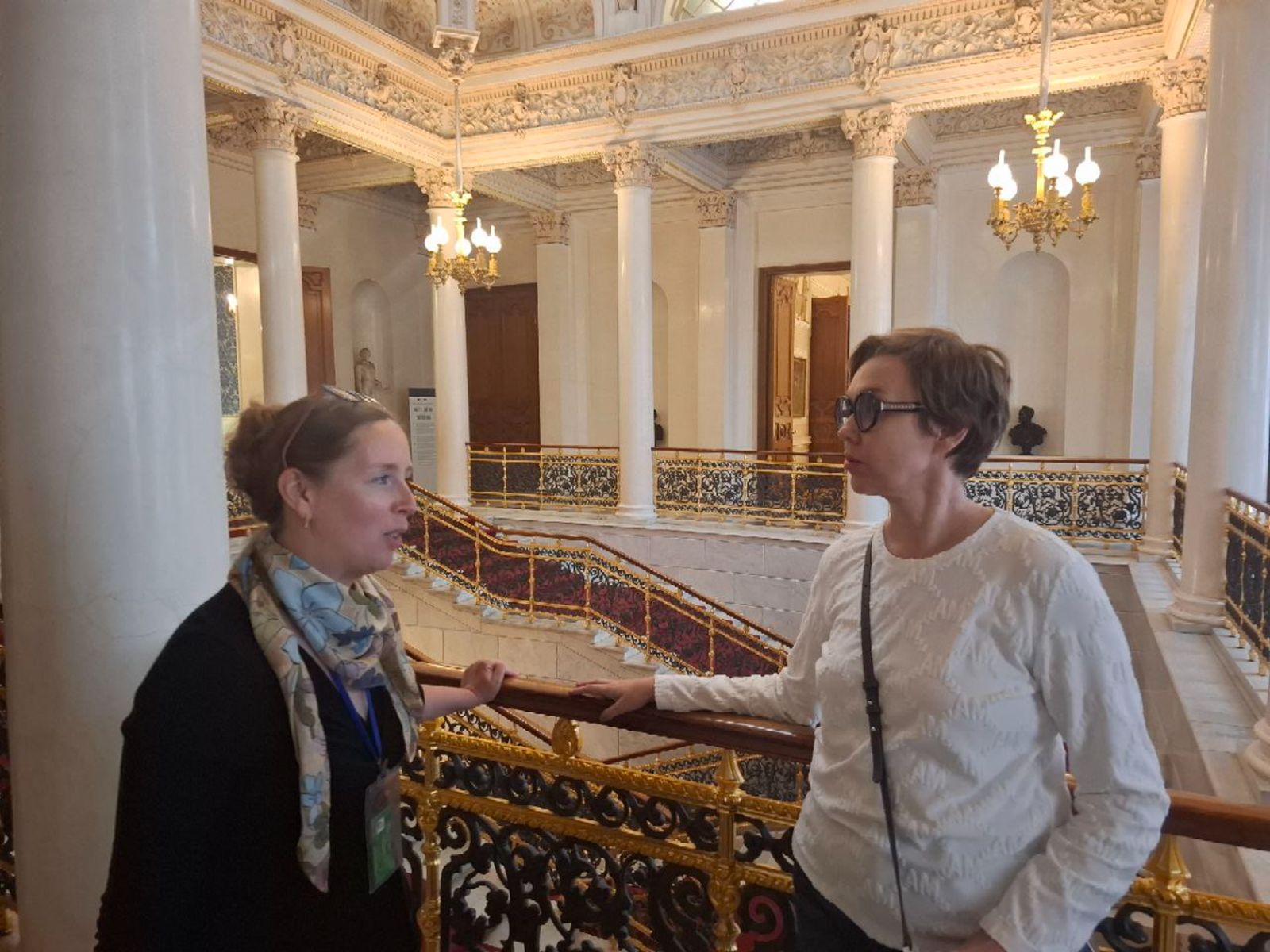 На парадной лестнице Шуваловского дворца